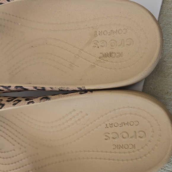 CROCS Sandals Thongs with Leopard Print Size 10 Comfort Summer Shoes - Picture 5 of 7